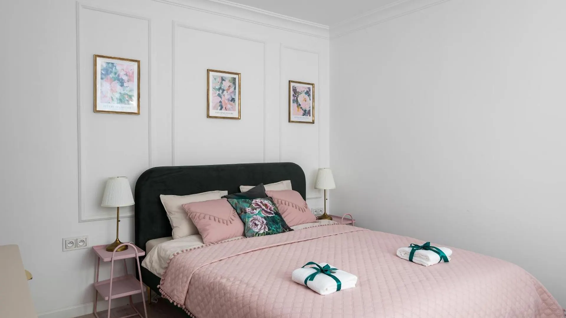 Lovely Downtown Studio At Most Lively Hoza Street, Discover Warsaw On Foot Polen