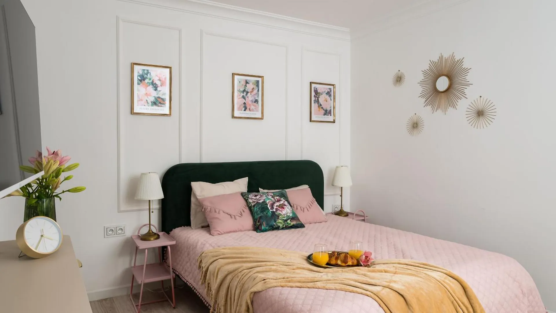 Lovely Downtown Studio At Most Lively Hoza Street, Discover Warsaw On Foot Lägenhet